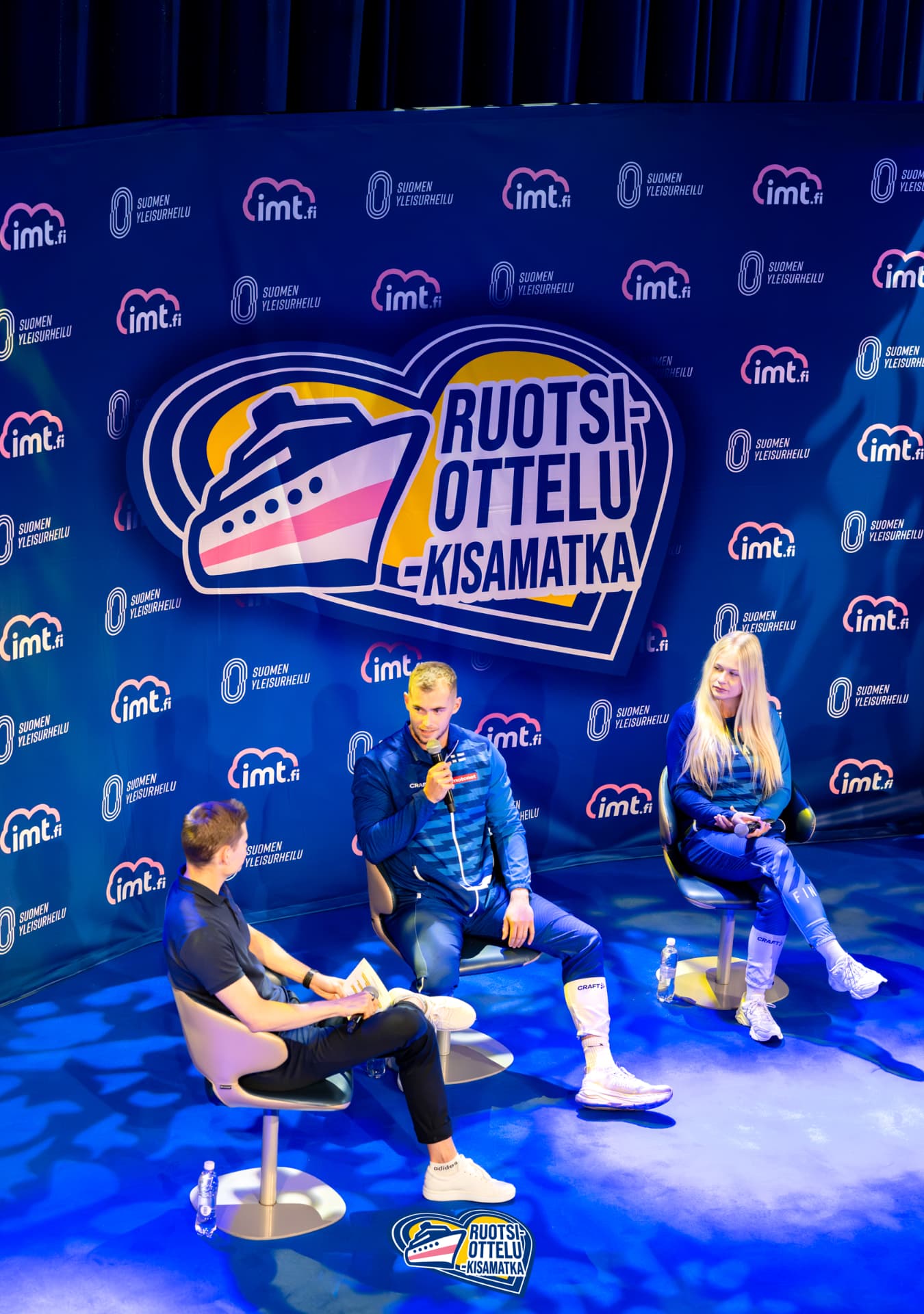 Yleisurheilijat haastattelussa Ruotsi-ottelu-kisamatkan lavalla