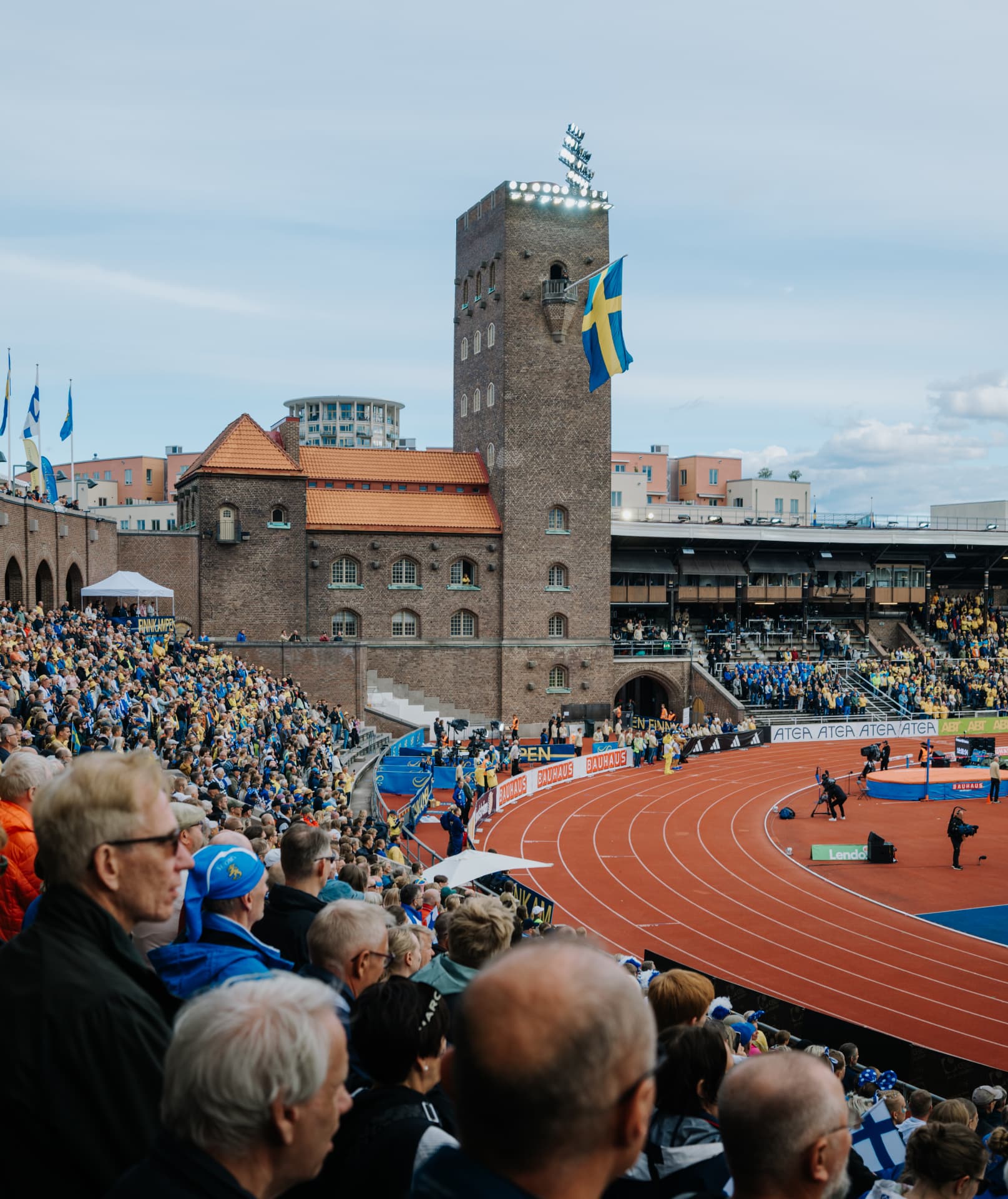 Tukholman olympiastadion täynnä yleisöä Ruotsi-ottelussa