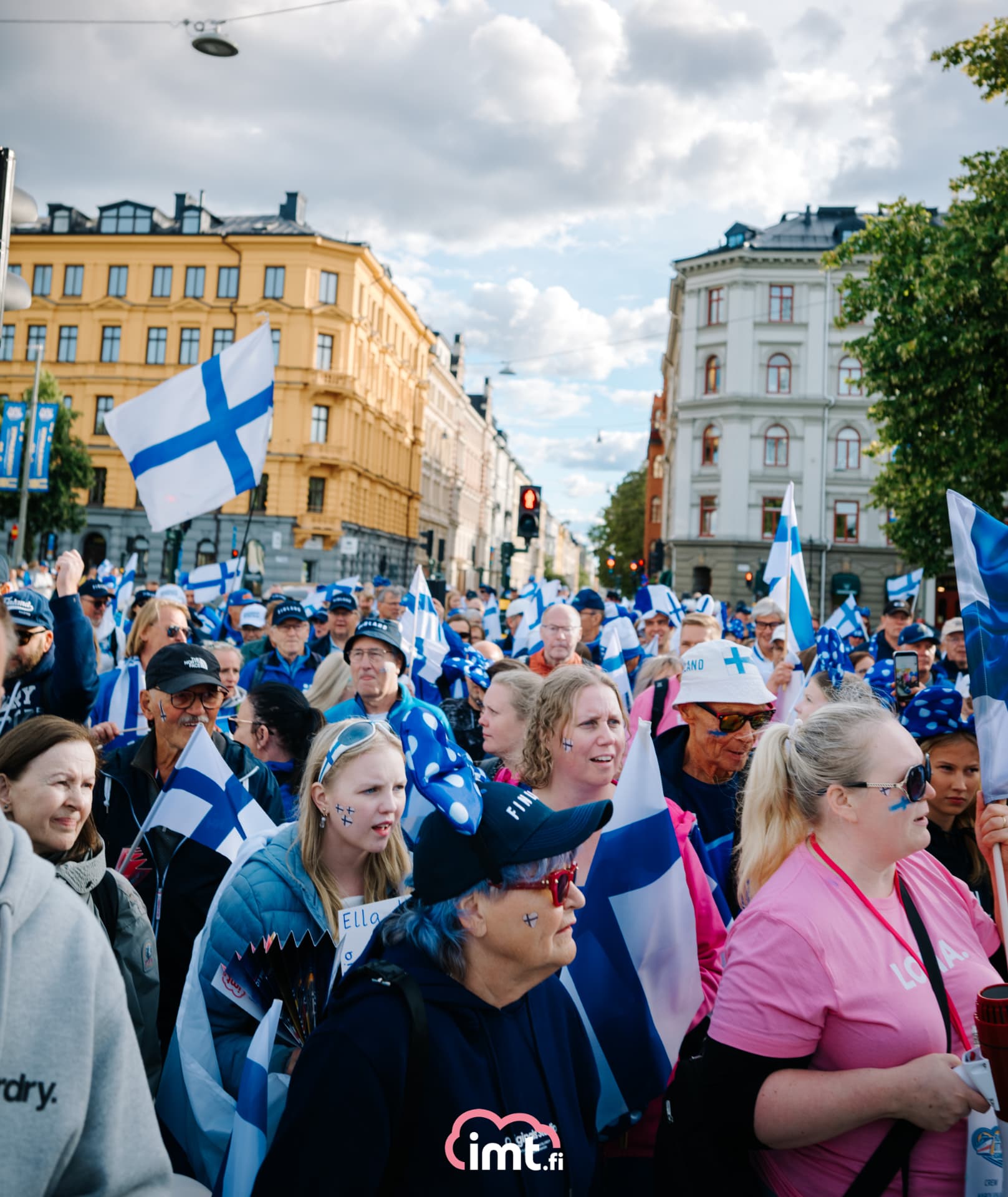 Sinivalkoinen fanikulkue matkalla stadionille Tukholmassa